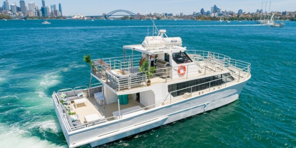 Sydney Harbour Beach Safari December – April  [themify_icon icon="fa-chevron-circle-right" label="BOOK NOW" link="https://thunderjetboat.rezdy.com/601022/sydney-harbour-whale-watching" style="large" icon_bg="#f6e11e" icon_color="#ffffff" target="_blank" ]